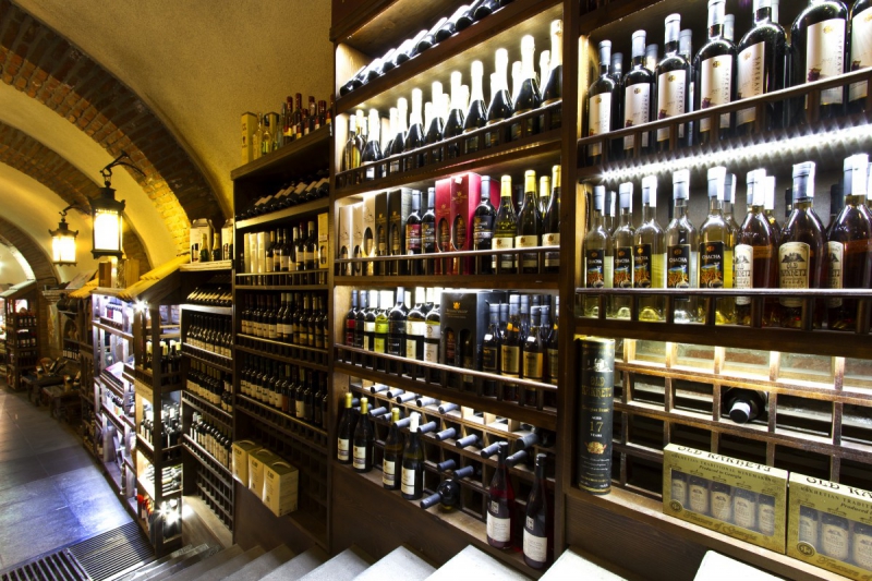 vente-ST CYR SUR MER-min_world_street_travel_shop_canon_georgia_wine_bottles-429767
